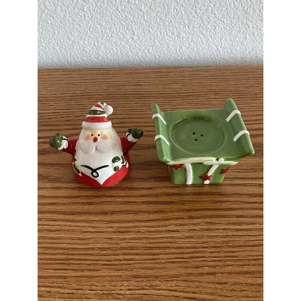 Bella Casa by Ganz 2 Piece Santa on Christmas Gift Salt & Pepper Shakers NIB
